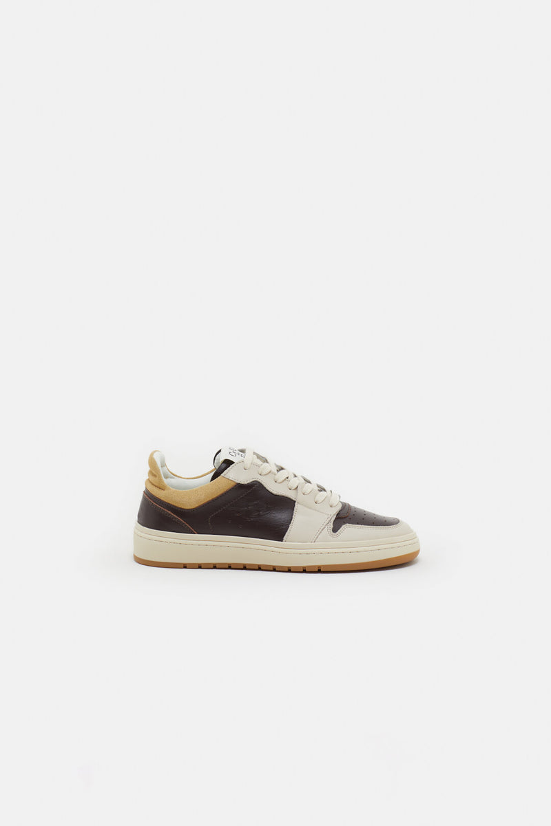 Sneakers Closed